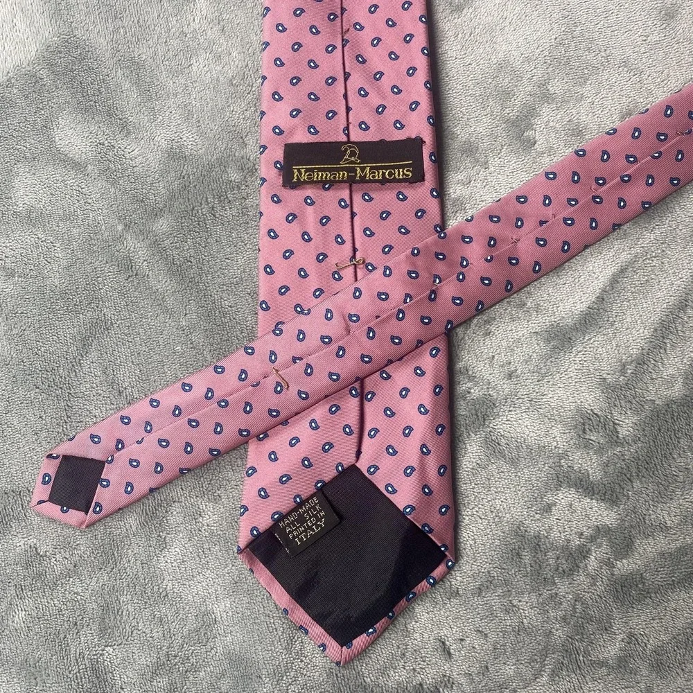 Neiman Marcus Tie Mens One‎ Size Pink Paisley 100% Silk Hand Made Italy